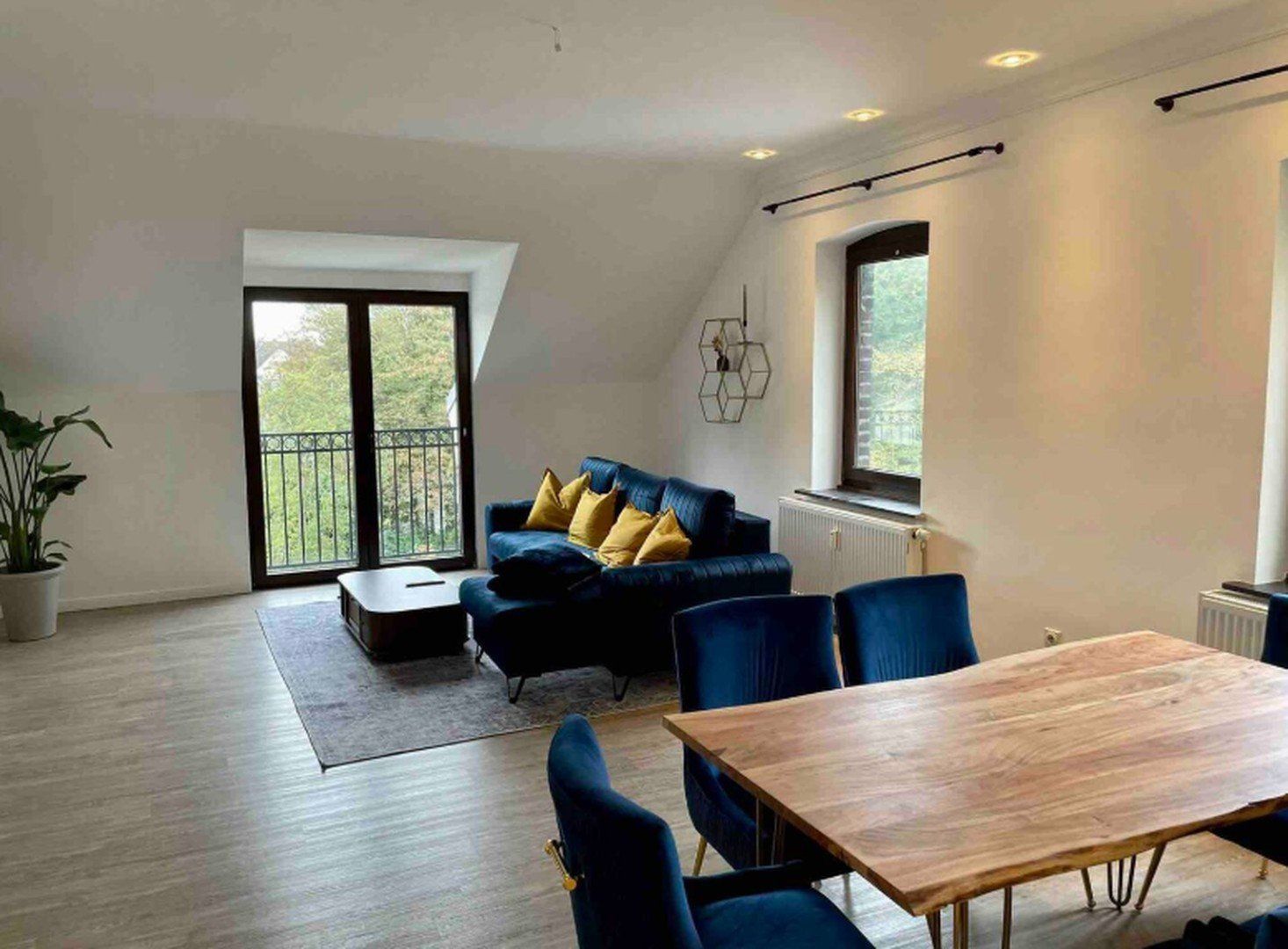 Wohn- und Essbereich der m&ouml;blierten Maisonette an der Querenburger Stra&szlig;e